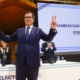 Antonio Garamendi saluda tras ser reelegido presidente de la patronal CEOE para un segundo mandato de cuatro años más, en noviembre de 2022. EFE/Juan Carlos Hidalgo