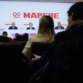 (I-D) El director general de Mapfre, Fernando Mata, el presidente de la aseguradora, Antonio Huertas, y el director corporativo de Comunicación de la compañía, Javier Fernández, presentan los resultados anuales de 2022, en el auditorio de Fundación M