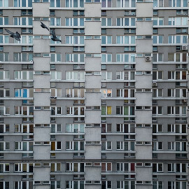 Vista de un edificio de apartamentos de la época comunista en el centro de Varsovia. REUTERS/Kacper Pempel