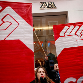 Manifestación de trabajadores de Inditex frente a una tienda de Zara, la principal enseña del grupo textil, en Madrid. REUTERS/Juan Medina