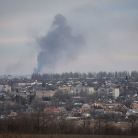 Una columna de humo tras un bombardeo ruso en la ciudad de Bakhmut, en la región de Donetsk este 10 de febrero de 2023.