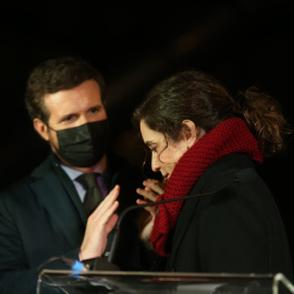 La presidenta de la Comunidad de Madrid, Isabel Díaz Ayuso, y el presidente del Partido Popular, Pablo Casado, en la ofrenda floral por el XXVII aniversario del asesinato por ETA de Gregorio Ordoñez, en los Jardines de Gregorio Ordóñez, a 24 de enero 