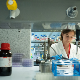 19/09/23Una mujer trabaja en el Parc de Recerca Biomèdica de Barcelona, a 20 de julio de 2023, en Barcelona.