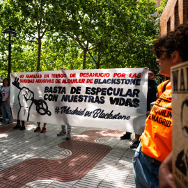 Varias pancartas durante una protesta del Sindicato de inquilinas de Madrid y Stop desahucios contra los desahucios de Blackstone.