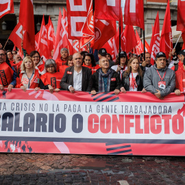 Los secretarios generales de UGT, Pepe Álvarez (5d), y de CCOO, Unai Sordo (5i), en una movilización para exigir a CEOE la subida de los salarios. E.P./Alejandro Martínez Vélez