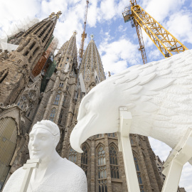 Les escultures de l’àguila i l'àngel que coronaran les torres dels Evangelistes Joan i Mateu de la basílica de la Sagrada Família