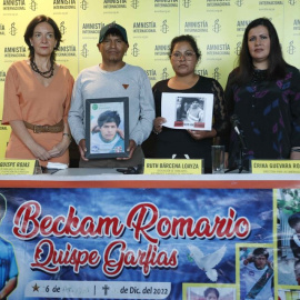 Cargos políticos junto a familiares de asesinados durante las protestas, durante una rueda de prensa, a 16 de febrero de 2023 en Lima (Perú).