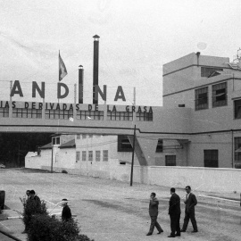 Imagen de la fábrica sobre la que gira 'Barrio Venecia', la novela de Alberto Santamaría.