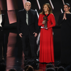 La actriz Carmen Maura; el hijo de Carlos Saura, Antonio; su mujer Eulàlia y su hija Anna, recogen el Goya de Honor 2023 por Carlos Saura a 11 de febrero de 2023