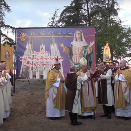 El obispo de Getafe, Ginés García Beltrán, y los miembros de la asociación Heraldos del Evangelio, en el acto de colocación de la primera piedra de la iglesia que proyectan construir en su 'macroproyecto' religioso en la localidad madrileña de Sevil