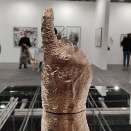 Mano de bronce del antifranquista Nicolás Sánchez-Albornoz