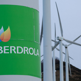 Aerogeneradores con el logo de Iberdrola en un parque eólico en el Monte Oiz, cerca de Durango (Vizcaya). REUTERS/Vincent West