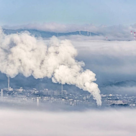 Contaminación del aire. Las partículas nocivas proceden de los tubos de escape de los vehículos o la la quema de combustibles, de la industria, entre otros.