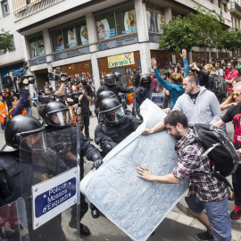 Agentes antidisturbios de los Mossos rodean los accesos del 'Banc Expropiat' de Barcelona tras dispersar a empujones al centenar de personas que se habían concentrado a las puertas de la finca, en apoyo a los okupas. EFE/Quique García