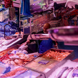 Un pescadero realiza sus últimas ventas de pescado y marisco en el barrio de Prosperidad, a 24 de diciembre de 2022, en Madrid.