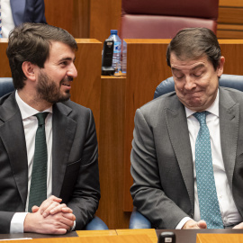 Juan García-Gallardo y Alfonso Fernández Mañueco, durante la sesión de la votación de las enmiendas del PSOE a la Ley de medidas, en la sede de Las Cortes, a 23 de diciembre de 2022, en Valladolid.