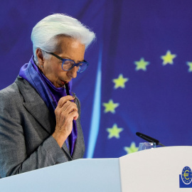 La presidenta del BCE, la francesa Christine Lagarde, durante una rueda de prensa tras una de las reuniones del Consejo de Gobierno de la entidad, en su sede en Fráncfort. REUTERS/Wolfgang Rattay