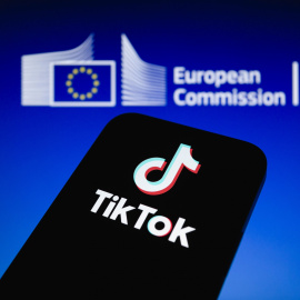 El logo de la Comisión Europea y el de la red sociale Tik Tok