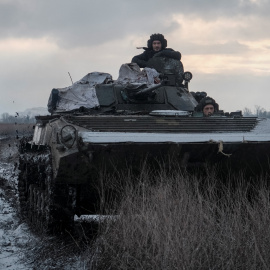 Los miembros del servicio ucraniano viajan en un vehículo de combate de infantería BMP-1.