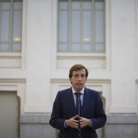 El alcalde de Madrid, José Luis Martínez-Almeida, atiende a los medios de comunicación, en el Patio de Cristal del Palacio de Cibeles, a 17 de febrero de 2022, en Madrid.