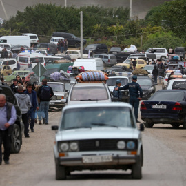 Vehículos y personas a pie buscan cruzar a Armenia tras marcharse de Nagorno Karabaj, en Kornidzor, a 26 de septiembre de 2023.