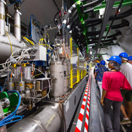 Imagen de una visita al acelerador de partículas del CERN, En Francia y Suiza.