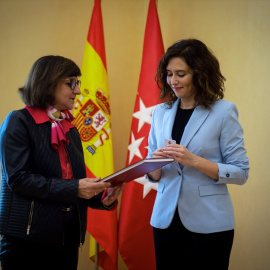 La nueva fiscal superior de la Comunidad de Madrid, Almudena Lastra (i), entrega a la presidenta de la Comunidad de Madrid, Isabel Díaz Ayuso (d), la Memoria de actividad de la Fiscalía del Tribunal Superior de Justicia de Madrid correspondiente al año