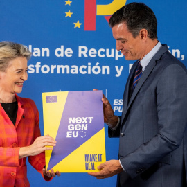 El presidente del Gobierno, Pedro Sánchez (d), y kla presidenta de la Comisión Europea, Ursula von der Leyen, en la presentacion del Plan de Resiliencia español, para poder acceder a los fondos de recuperación de la UE. AFP/Bernat Armangue/Pool