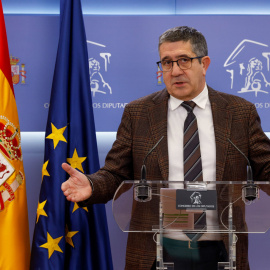 21/02/2023.- El portavoz socialista Patxi López ofrece una rueda de prensa en el marco de la reunión de la Junta de Portavoces este martes en el Congreso. EFE/ J.J.Guillen