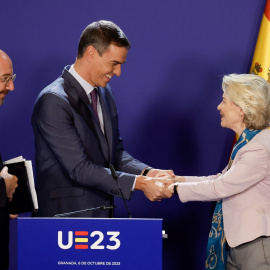 El presidente del Gobierno, Pedro Sánchez, con la presidenta de la Comisión Europea,  Ursula von der Leyen, y el presidente del Consejo Europeo, Charles Michel, en la rueda de prensa conjunta de cierre de la cumbre extraordinaria de la UE en Granada. RE