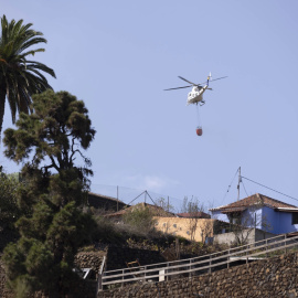 06/10/2023 - Imagen de un helicóptero cargando agua para refrescar la zona del incendio forestal de Tenerife en Santa Úrsula a día 6 de octubre.