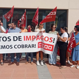 Varias trabajadoras en una manifestación contra los impagos, en El Cornetín, Ceuta.