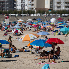 Decenas de personas en la playa Silgar, a 30 de septiembre de 2023, en Sanxenxo, Pontevedra, Galicia