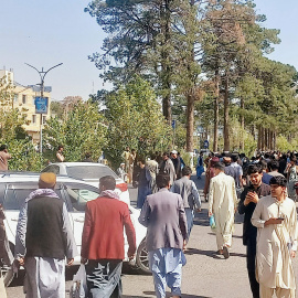 Varias personas reunidas en las calles de Herat, a 7 de octubre de 2023, tras una oleada de seísmos.