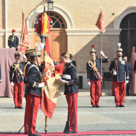 La princesa Leonor besa la bandera durante el acto de jura de jandera, en la Academia General Militar, a 7 de octubre de 2023, en Zaragoza, Aragón (España).