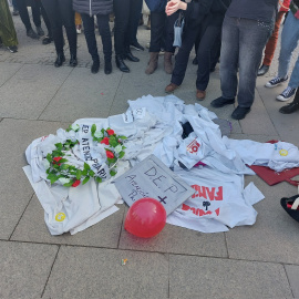 Numerosas personas se manifiestan durante una concentración de médicos y pediatras de Atención Primaria en huelga, desde la sede de la Dirección General de Recursos Humanos del Servicio Madrileños de Salud, a 22 de febrero de 2023, en Madrid (España