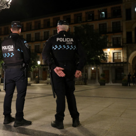 Dos policías locales en una calle de Toledo, a 8 de mayo de 2021, en Toledo, Castilla-La Mancha (España).