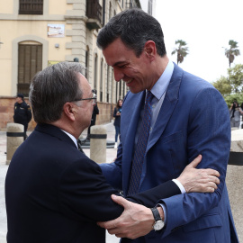 El presidente del Gobierno, Pedro Sánchez, junto al presidente de Ceuta, Juan Vivas, este miércoles en la ciudad autónoma