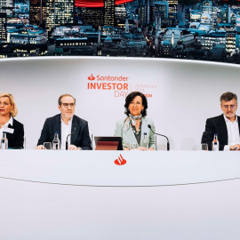 De izquierda a derecha, la directora global de Relaciones con Inversores, Begoña Morenés, el consejero delegado, Héctor Grisi, la presidenta, Ana Botín, y el director Financiero, José García Cantera, en la Santander Investor Day.