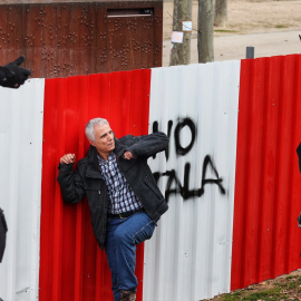 Un hombre protesta frente a la policía nacional a caballo durante la concentración para defender la arboleda de la zona de Madrid Río, que se verá afectada por las obras del Metro, a 18 de febrero de 2023, en Madrid