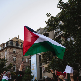 Una bandera de Palestina en una manifestación por su liberación, en Estrasburgo, Francia, a 13/10/2023.