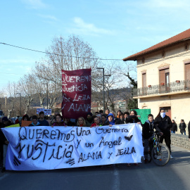 Un centenar de persones han marxat en silenci des del domicili dels bessons fins a l'institut de Sallent