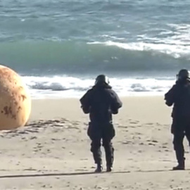 Desconcierto en Japón por la aparición de una misteriosa bola de hierro en una playa