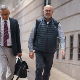 El exdiputado nacional del PSOE Juan Bernardo Fuentes junto a su abogado Raúl Miranda salende la Audiencia Provincial de Santa Cruz de Tenerife, a 22 de febrero de 2023.