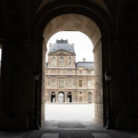 El museo del Louvre, evacuado por una alerta de ataque terrorista, en París, a 14/10/2023.