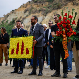 El presidente de la Generalitat, Pere Aragonès, durante una ofrenda floral en la tumba de Lluís Companys, en Barcelona, a 15/10/2023.