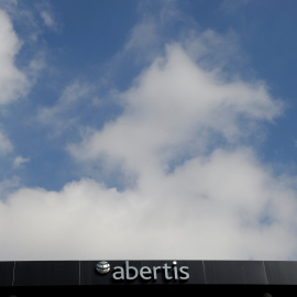 Cartel distintivo de la empresa Abertis en su oficina de Barcelona. / Reuters