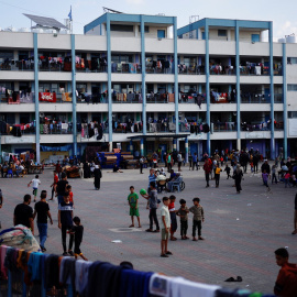 Palestinos desplazados al sur de Gaza se refugian de los ataques israelíes en un colegio de la ONU, a 16 de octubre de 2023.