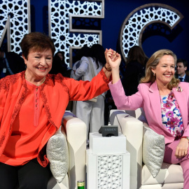 La vicepresidenta primera y ministra de Asuntos Económicos en funciones, Nadia Calviño (d), con la directora gerente del Fondo Monetario Internacional, Kristalina Georgieva (i), en la asamblea anual del organismo internacional celebrada en en Marrakech 