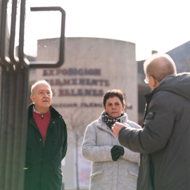 Varios representantes de EH Bildu realizan una visita por la ciudad, a 25 de febrero de 2023, en Vitoria, Álava, Euskadi.